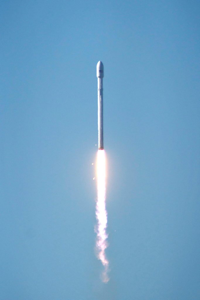 Accueil Falcon 9 rocket launching into space, showcasing powerful propulsion against a clear blue sky.